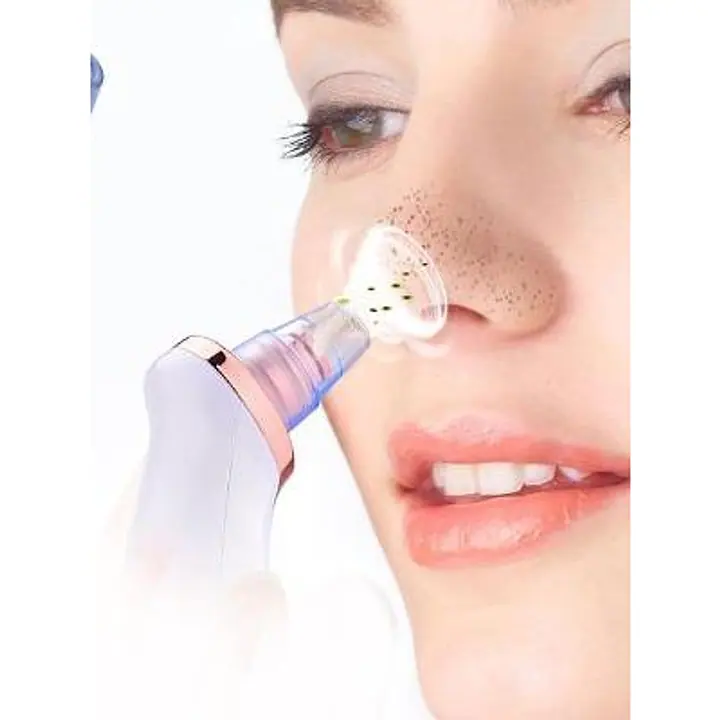 Mujer pasando el limpiador facial por la nariz